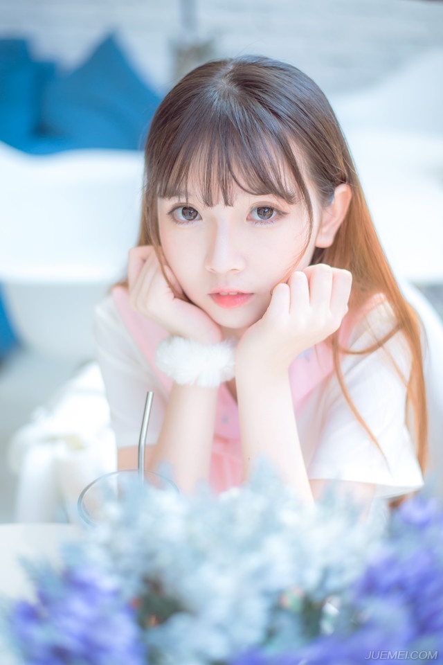 若要结婚，就嫁给一个视你如宝贝的男人，他会宽容你的小毛病，原谅你的不周到;他能照顾你，仿佛你是他的小妹妹;他能溺爱你，仿佛你是他的小宠物;他能赶走你偶尔冒出来的坏情绪，他能抱着你睡觉，给你做枕头，冬天不嫌你冷，夏天不嫌你热。